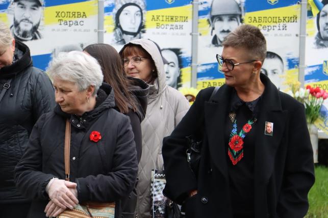 Новини Тернополя - фото з Матері полеглих Героїв висадили квіти у центрі Тернополя
