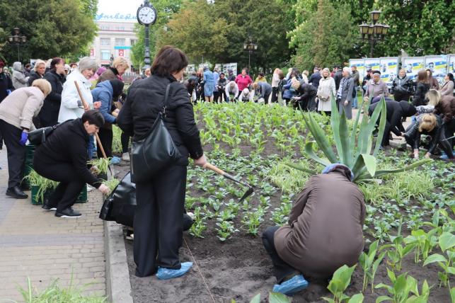 Новини Тернополя - фото з Матері полеглих Героїв висадили квіти у центрі Тернополя