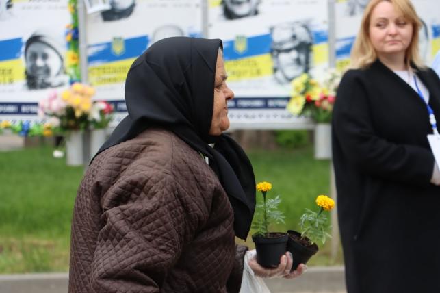 Новини Тернополя - фото з Матері полеглих Героїв висадили квіти у центрі Тернополя