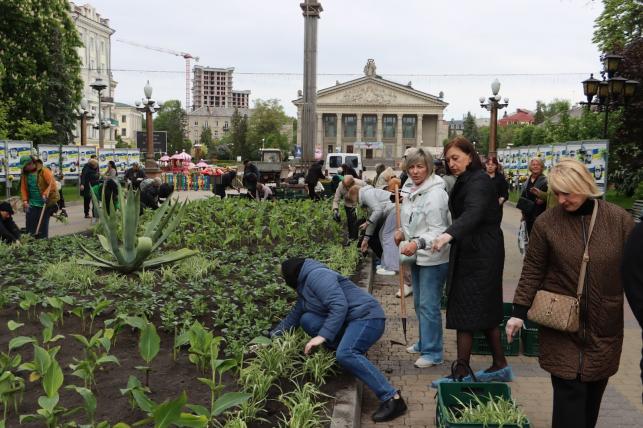 Новини Тернополя - фото з Матері полеглих Героїв висадили квіти у центрі Тернополя