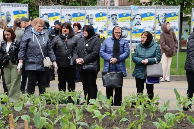 Новини Тернополя - фото з Матері полеглих Героїв висадили квіти у центрі Тернополя