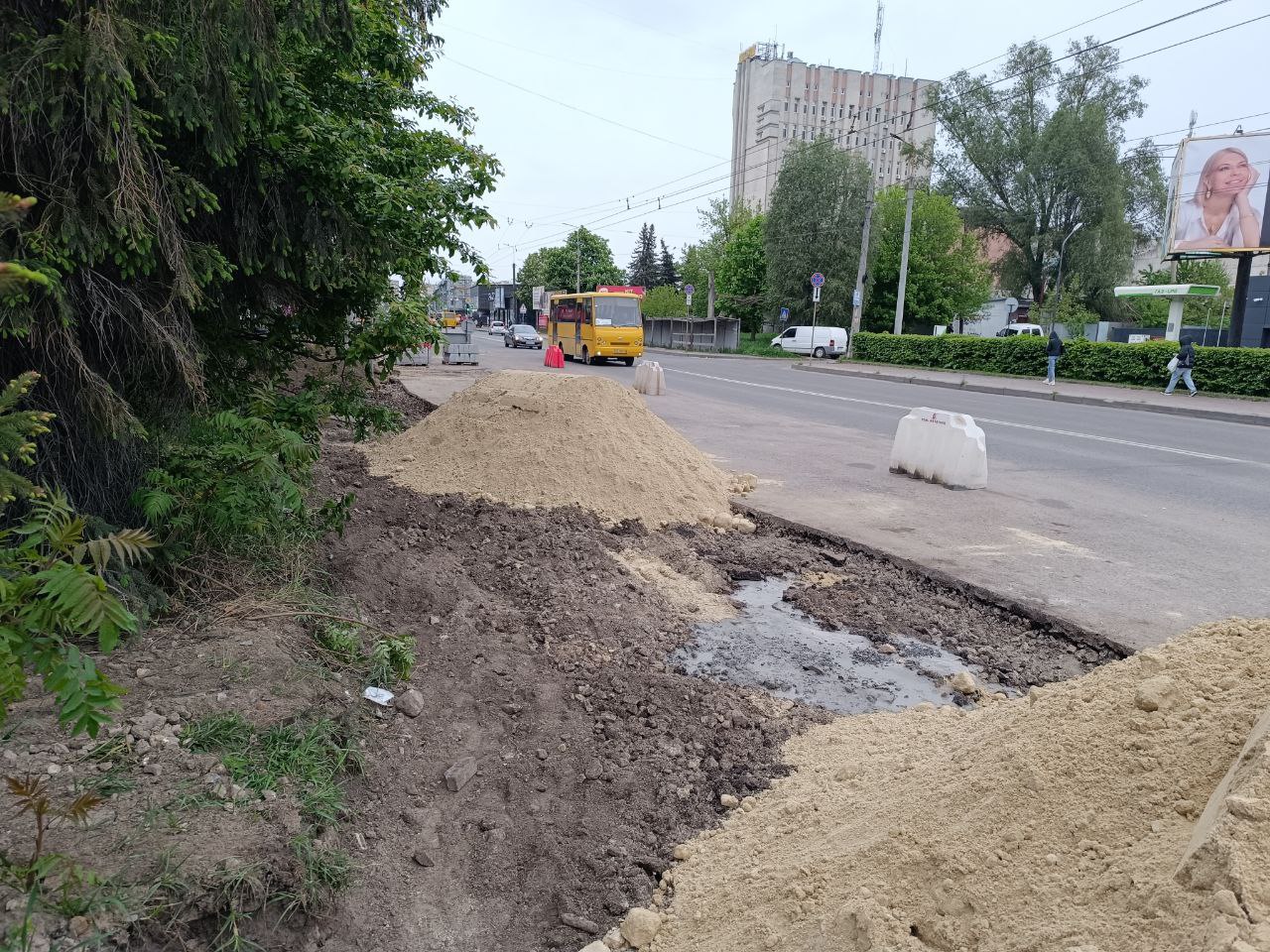 Біля видавництва «Збруч» встановлюють нові бордюри та укладають бруківку: на Торговиці ремонтують тротуар