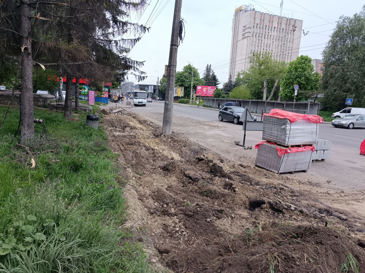 Біля видавництва «Збруч» встановлюють нові бордюри та укладають бруківку: на Торговиці ремонтують тротуар