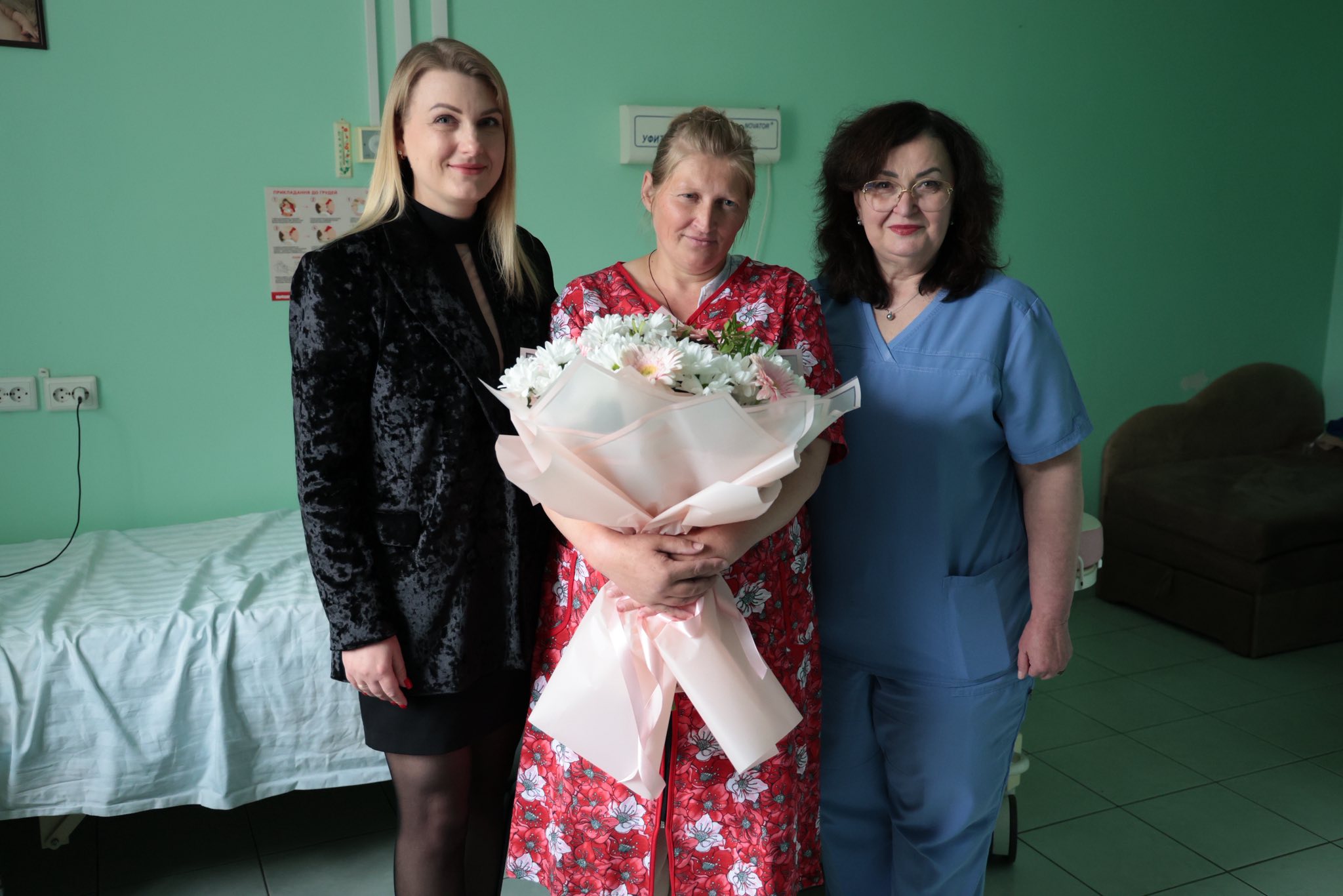 Новини Хмельницького - фото з У Хмельницькому жінка готується народити 12 дитину На зображенні може бути: 3 людини, лікарня та текст