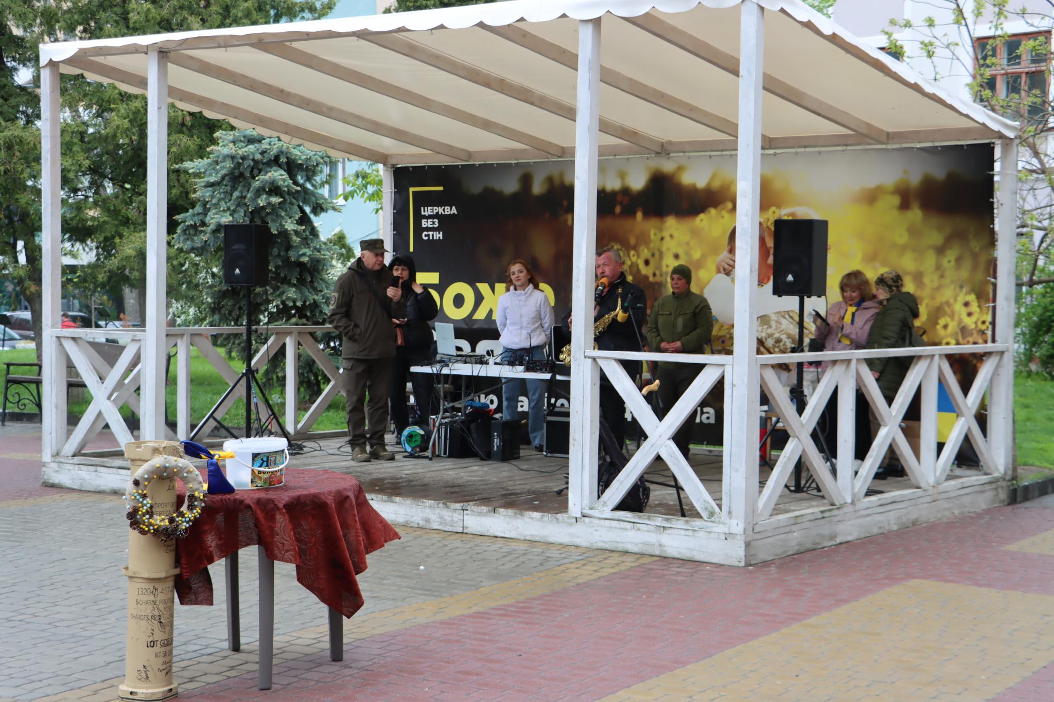 Новини Тернополя - фото з Збирать гроші на підтримку захисників: у центрі міста благодійний концерт