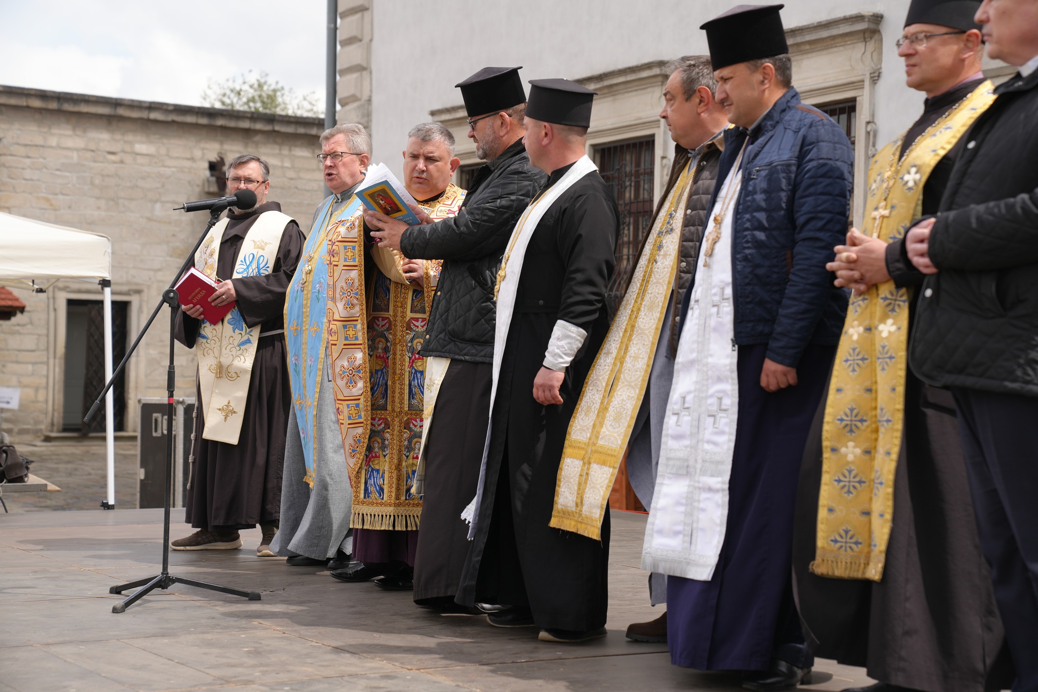 На зображенні може бути: 6 людей, базиліка Національного храму Непорочного Зачаття та текст