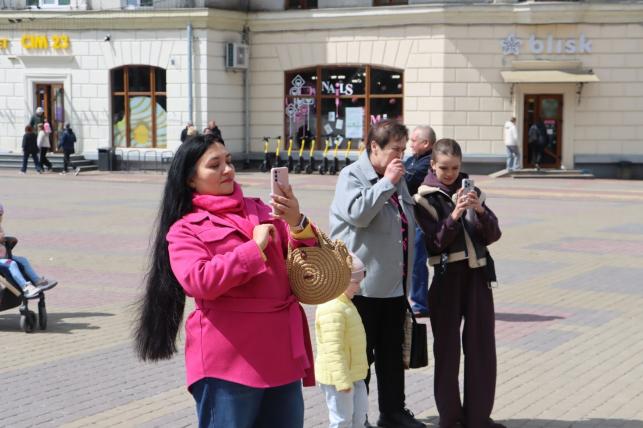 На Театральному майдані благодійний концерт до Дня матері: збирають гроші на аптечки для захисників