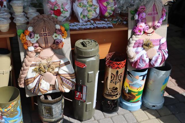 На Театральному майдані благодійний концерт до Дня матері: збирають гроші на аптечки для захисників
