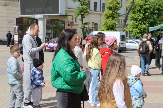 На Театральному майдані благодійний концерт до Дня матері: збирають гроші на аптечки для захисників