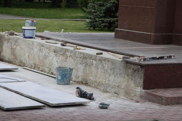 Новини Тернополя - фото з У Тернополі ремонтують пам’ятник Степану Бандері: що мають зробити та скільки це коштує