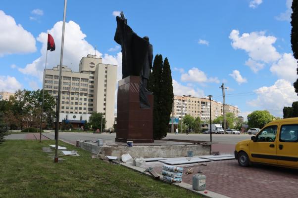 Новини Тернополя - фото з У Тернополі ремонтують пам’ятник Степану Бандері: що мають зробити та скільки це коштує