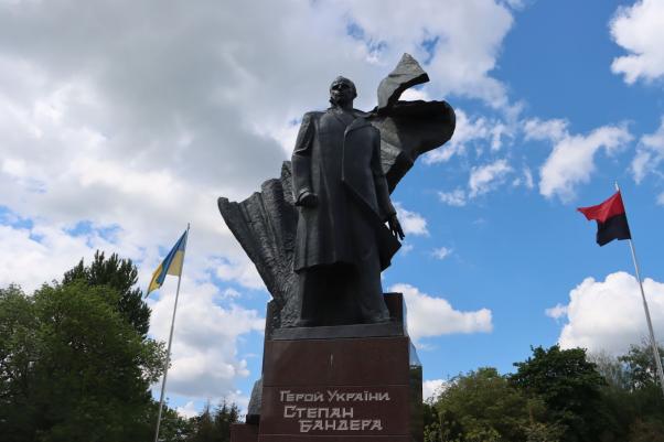 Новини Тернополя - фото з У Тернополі ремонтують пам’ятник Степану Бандері: що мають зробити та скільки це коштує