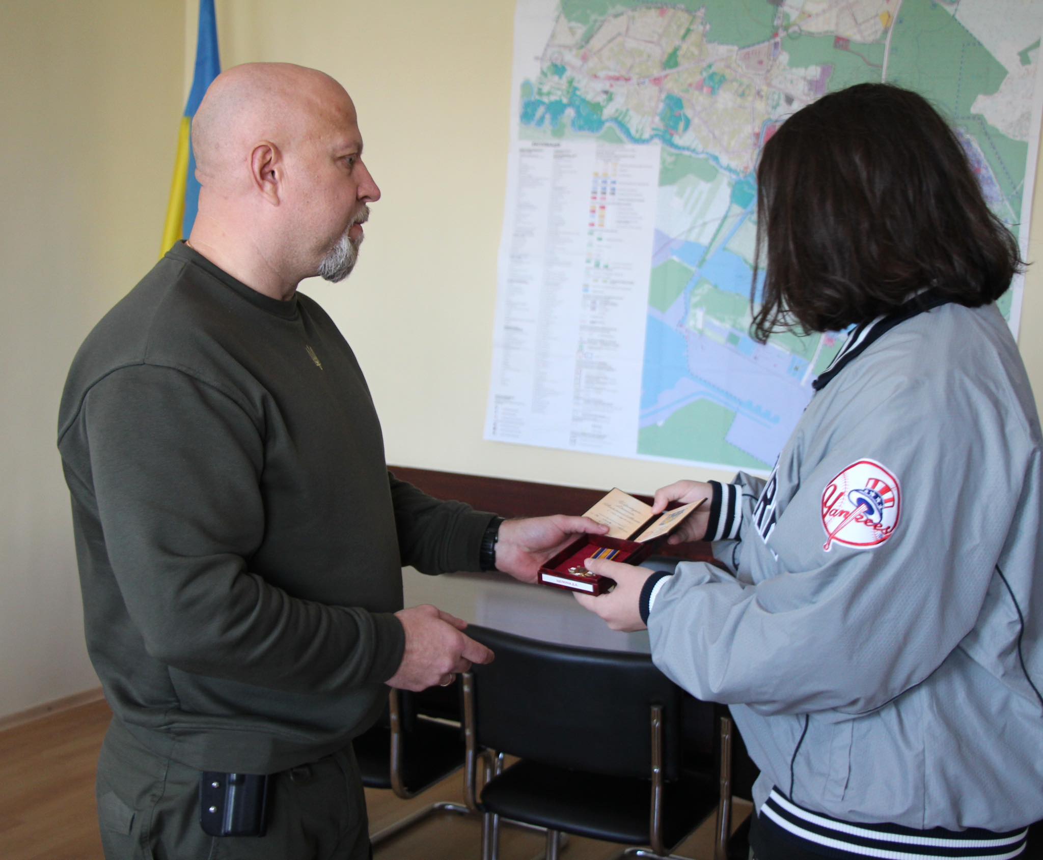 Новини Хмельницького - фото з Посмертні нагороди передали рідним військових з Нетішина На зображенні може бути: 2 людини та карта