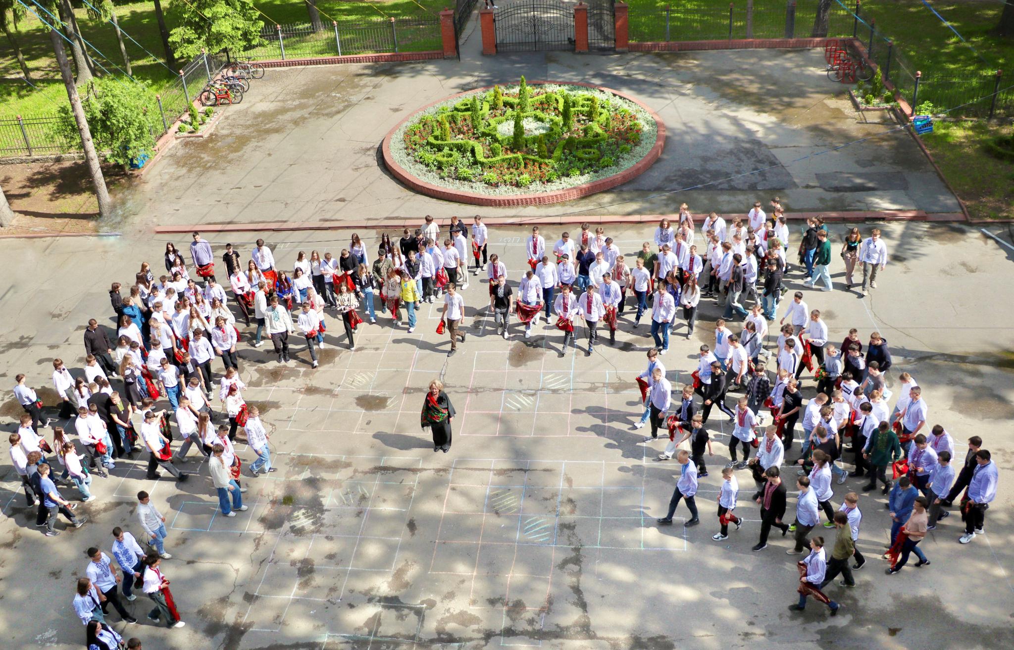 Новини Вінниці - фото з «Мурашки по шкірі»: як студенти Вінницького техколеджу влаштували флешмоб до Дня вишиванки