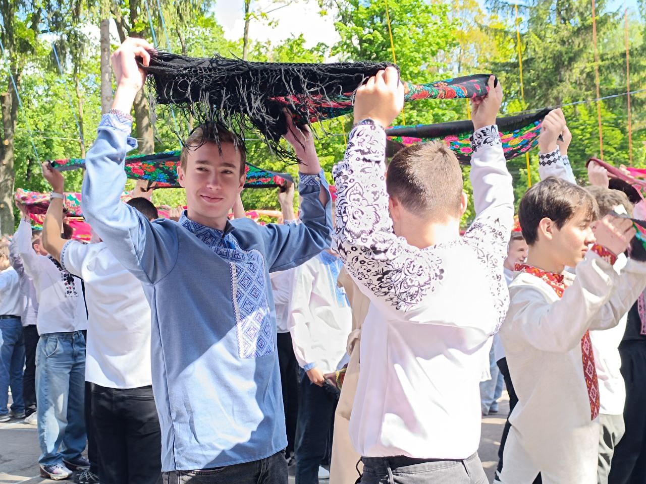 Новини Вінниці - фото з «Мурашки по шкірі»: як студенти Вінницького техколеджу влаштували флешмоб до Дня вишиванки