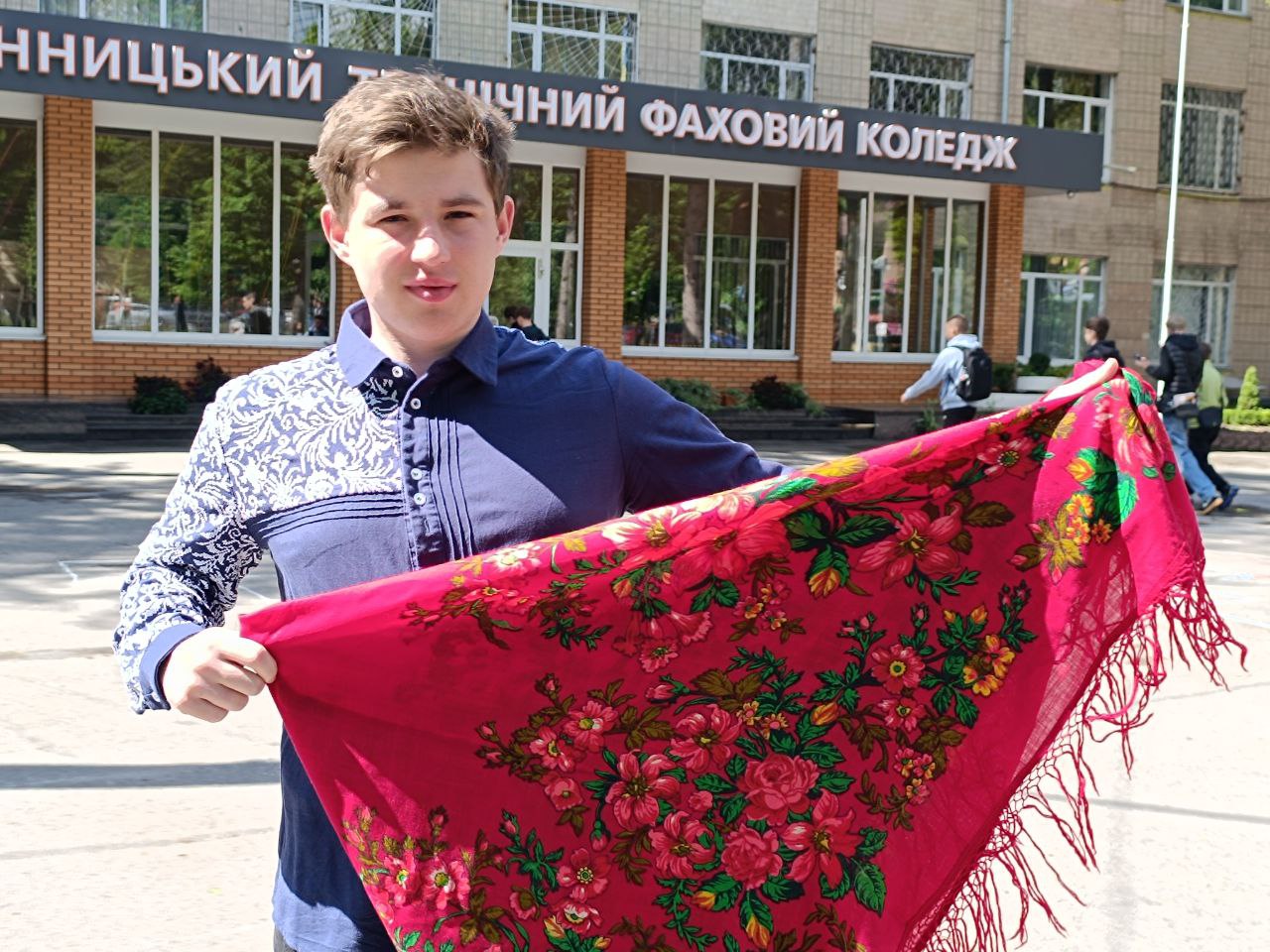 Новини Вінниці - фото з «Мурашки по шкірі»: як студенти Вінницького техколеджу влаштували флешмоб до Дня вишиванки