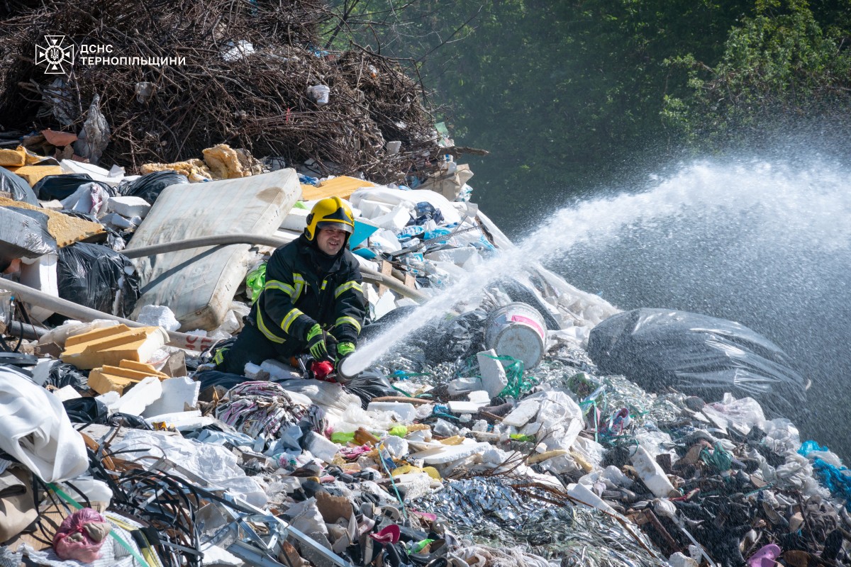 На Подільській другий день гасять пожежу на стихійному сміттєзвалищі