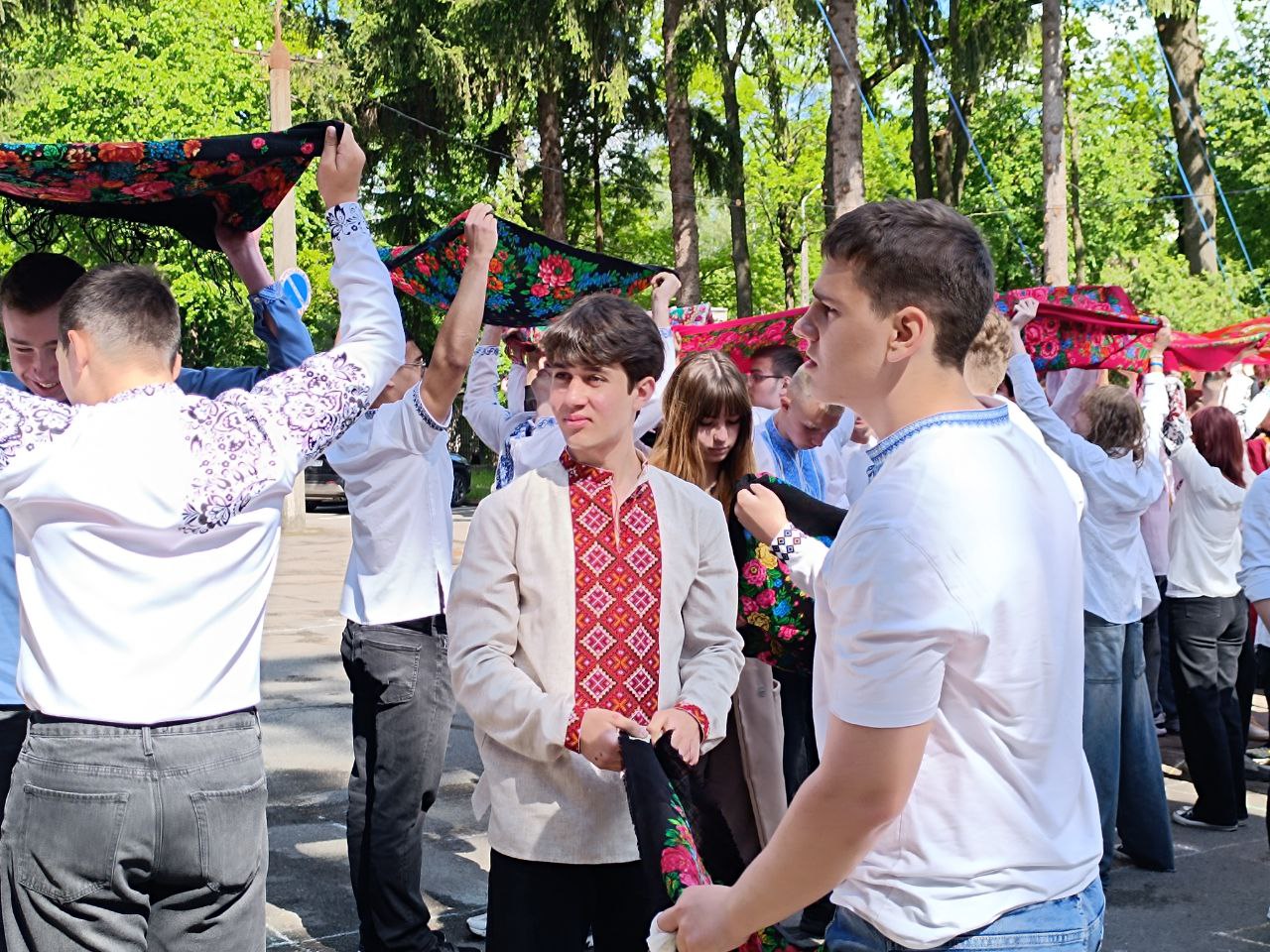 Новини Вінниці - фото з «Мурашки по шкірі»: як студенти Вінницького техколеджу влаштували флешмоб до Дня вишиванки