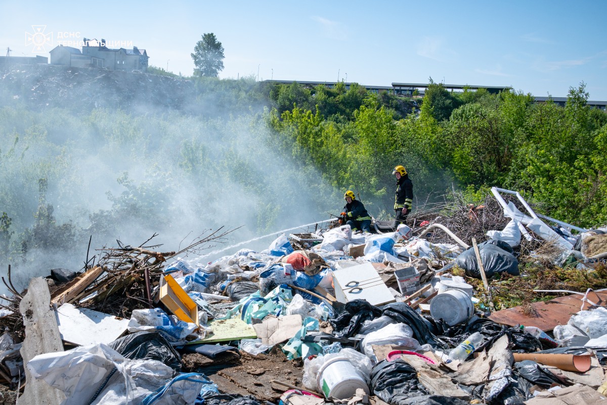 На Подільській другий день гасять пожежу на стихійному сміттєзвалищі