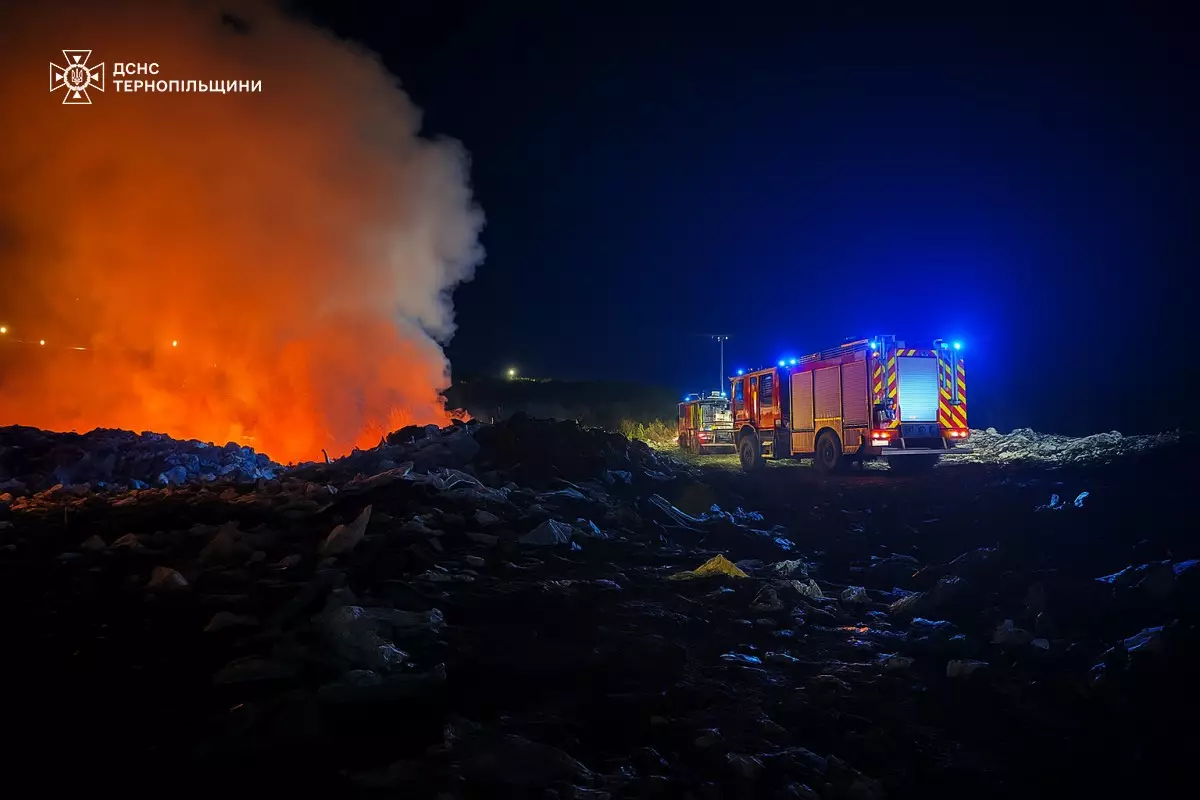 На Подільській другий день гасять пожежу на стихійному сміттєзвалищі