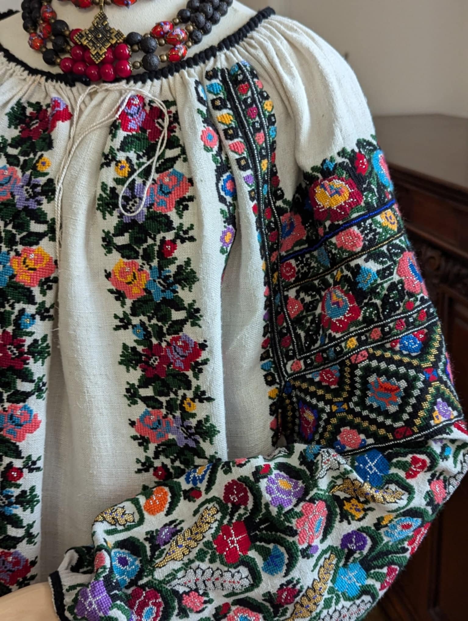 Новини Тернополя - фото з Світлана Заяць створює інструменти, вишиває і мріє, щоб через століття копіювали нас