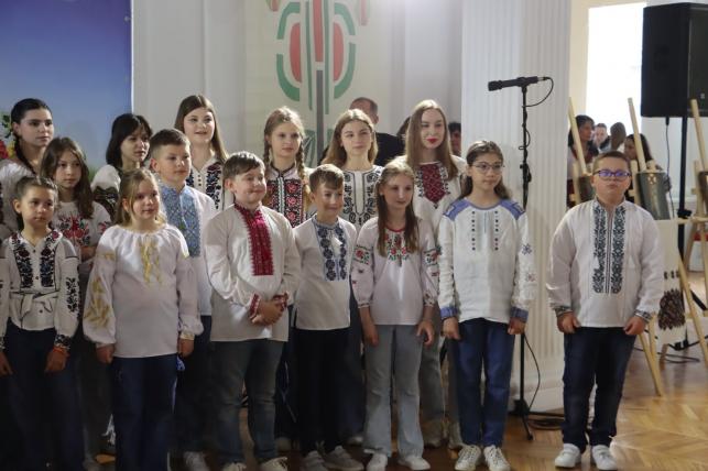 Новини Тернополя - фото з У вишитих сорочках та з портретами Героїв: в Українському домі фестиваль вишиванок