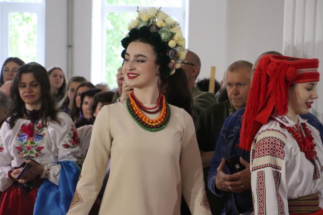 Новини Тернополя - фото з У вишитих сорочках та з портретами Героїв: в Українському домі фестиваль вишиванок
