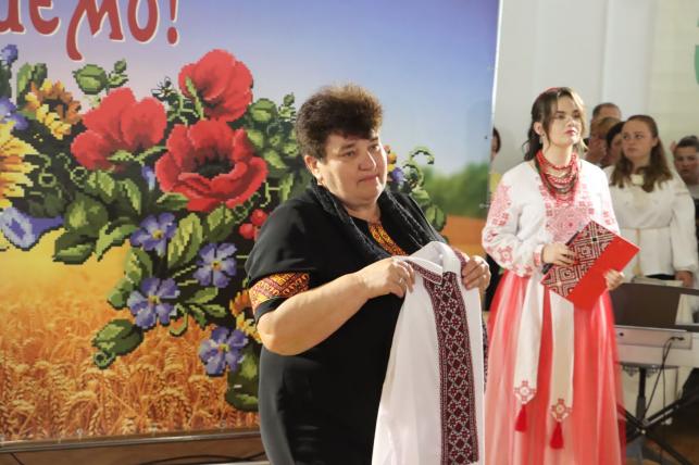 Новини Тернополя - фото з У вишитих сорочках та з портретами Героїв: в Українському домі фестиваль вишиванок