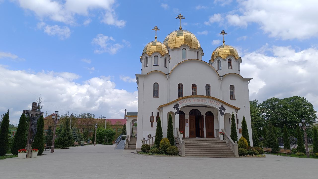 Новини Тернополя - фото з Нове будівництво біля храму на Київській. Що там буде — секрет?