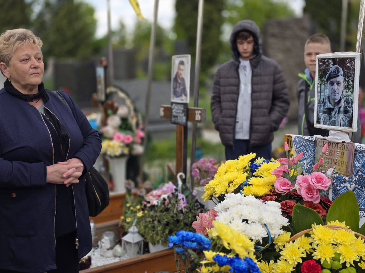 Новини Тернополя - фото з Хвилина мовчання: у Великих Бірках вшанували пам'ять Героя Євгена Сиротюка в річницю його загибелі На зображенні може бути: 4 людини