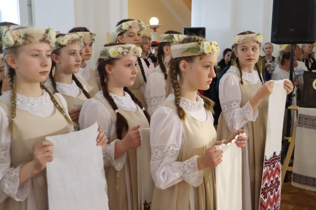 Новини Тернополя - фото з У вишитих сорочках та з портретами Героїв: в Українському домі фестиваль вишиванок