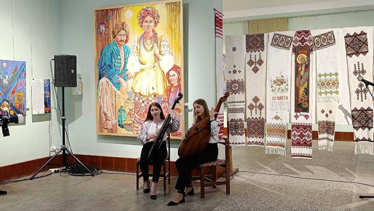 Новини Тернополя - фото з Вишиті картини полеглого воїна Ярослава Кондришина представили до Дня вишиванки