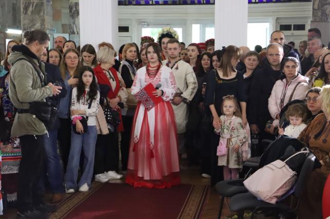 Новини Тернополя - фото з У вишитих сорочках та з портретами Героїв: в Українському домі фестиваль вишиванок