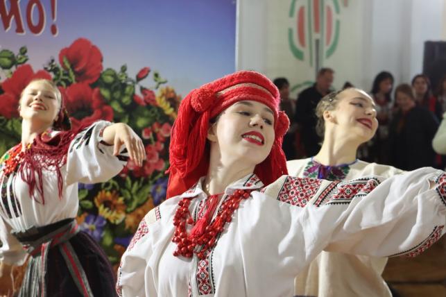 Новини Тернополя - фото з У вишитих сорочках та з портретами Героїв: в Українському домі фестиваль вишиванок