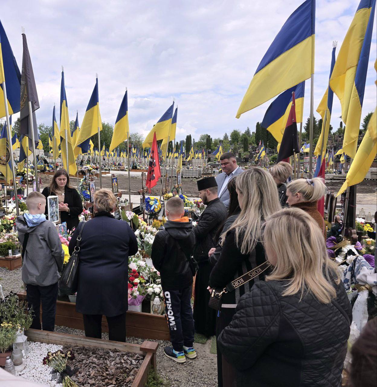 Новини Тернополя - фото з Хвилина мовчання: у Великих Бірках вшанували пам'ять Героя Євгена Сиротюка в річницю його загибелі На зображенні може бути: 5 людей та текст