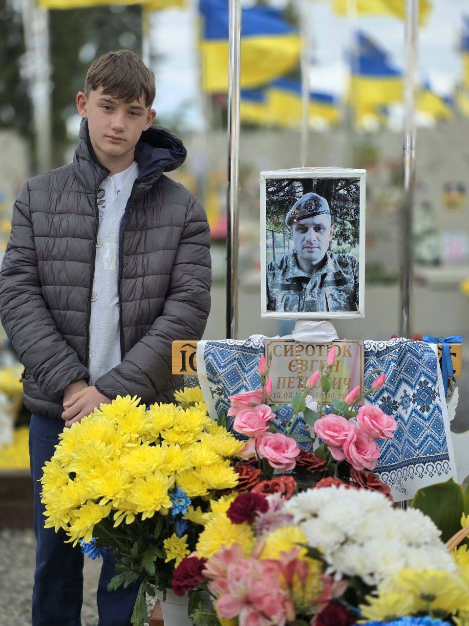 Новини Тернополя - фото з Хвилина мовчання: у Великих Бірках вшанували пам'ять Героя Євгена Сиротюка в річницю його загибелі На зображенні може бути: 2 людини та текст