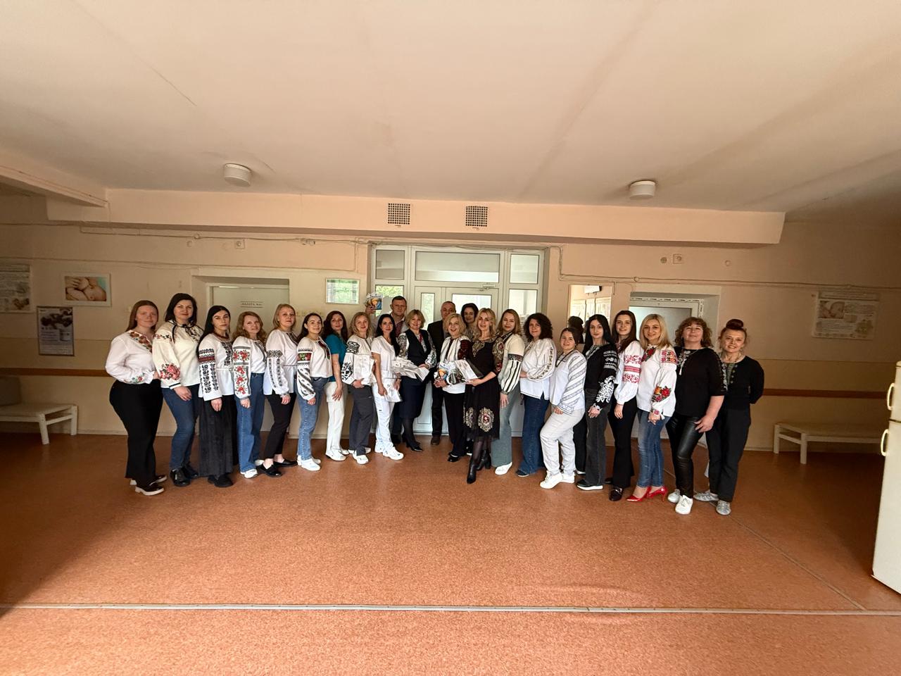 На зображенні може бути: 16 людей, люди усміхаються та лікарня