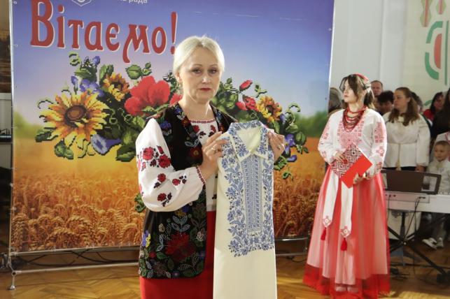 Новини Тернополя - фото з У вишитих сорочках та з портретами Героїв: в Українському домі фестиваль вишиванок