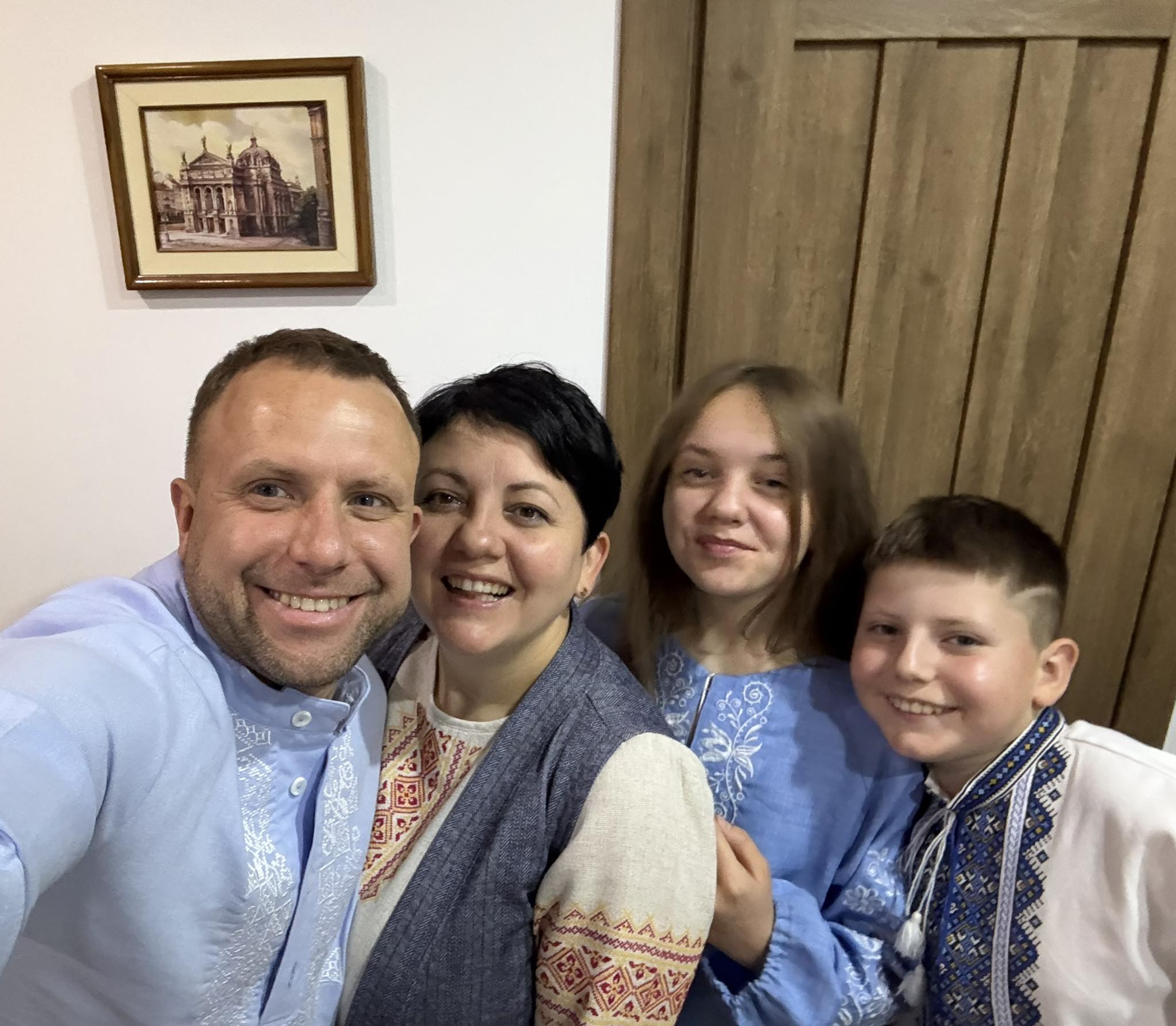 Новини Хмельницького - фото з Хмельничани у вишиванках: підбірка фото із соцмереж На зображенні може бути: 4 людини