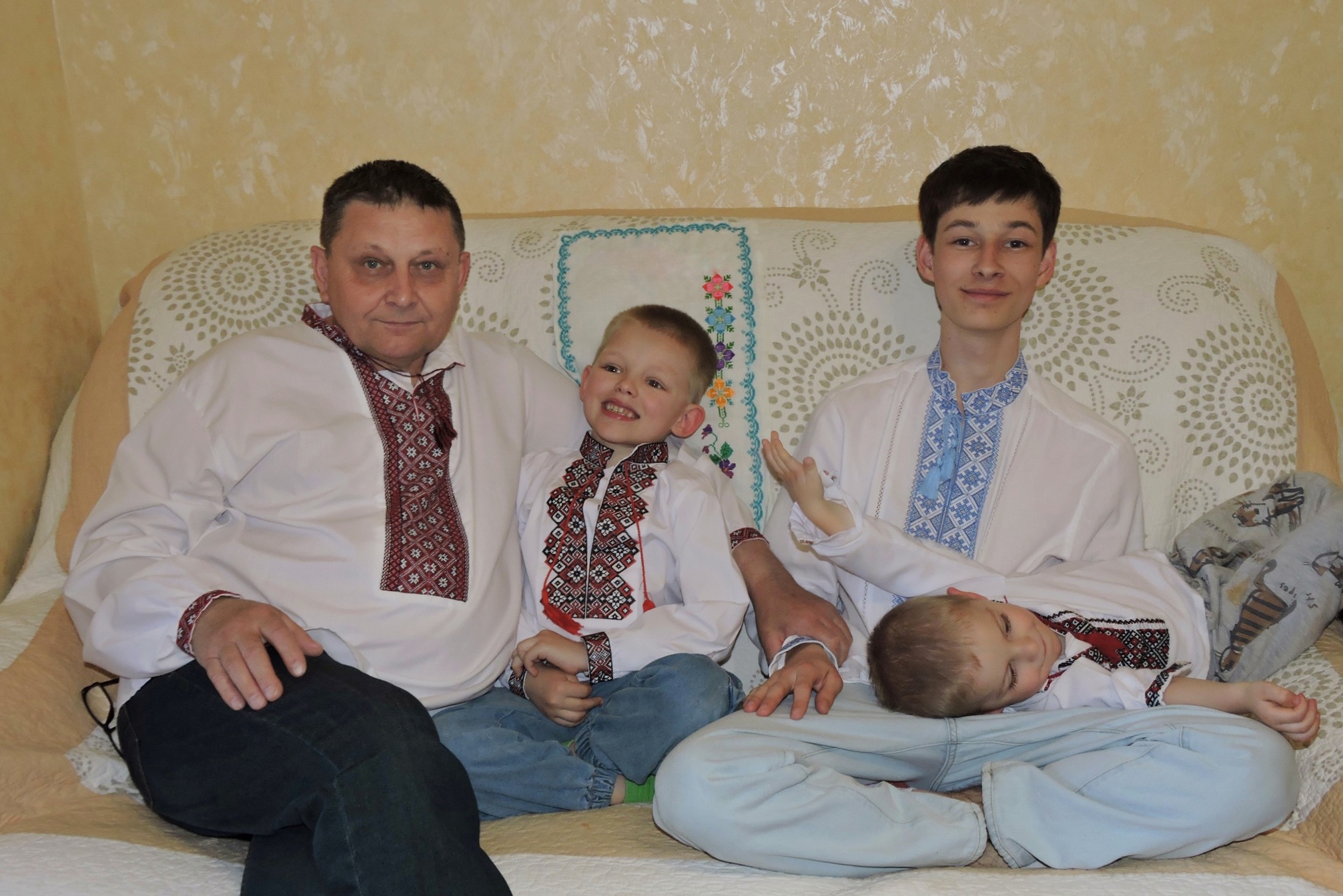 Новини Хмельницького - фото з Хмельничани у вишиванках: підбірка фото із соцмереж На зображенні може бути: 3 людини та дитина