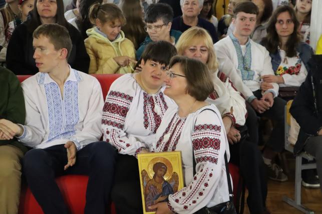 Новини Тернополя - фото з У вишитих сорочках та з портретами Героїв: в Українському домі фестиваль вишиванок