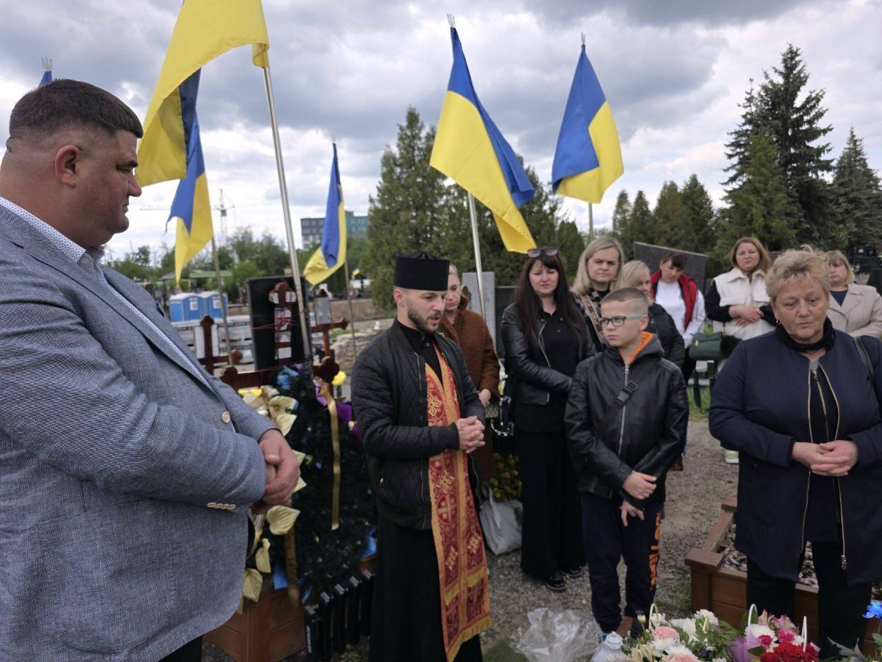 Новини Тернополя - фото з Хвилина мовчання: у Великих Бірках вшанували пам'ять Героя Євгена Сиротюка в річницю його загибелі На зображенні може бути: 6 людей