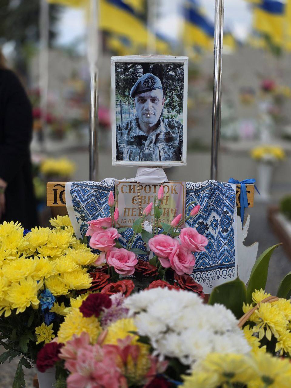 Новини Тернополя - фото з Хвилина мовчання: у Великих Бірках вшанували пам'ять Героя Євгена Сиротюка в річницю його загибелі На зображенні може бути: 2 людини та текст