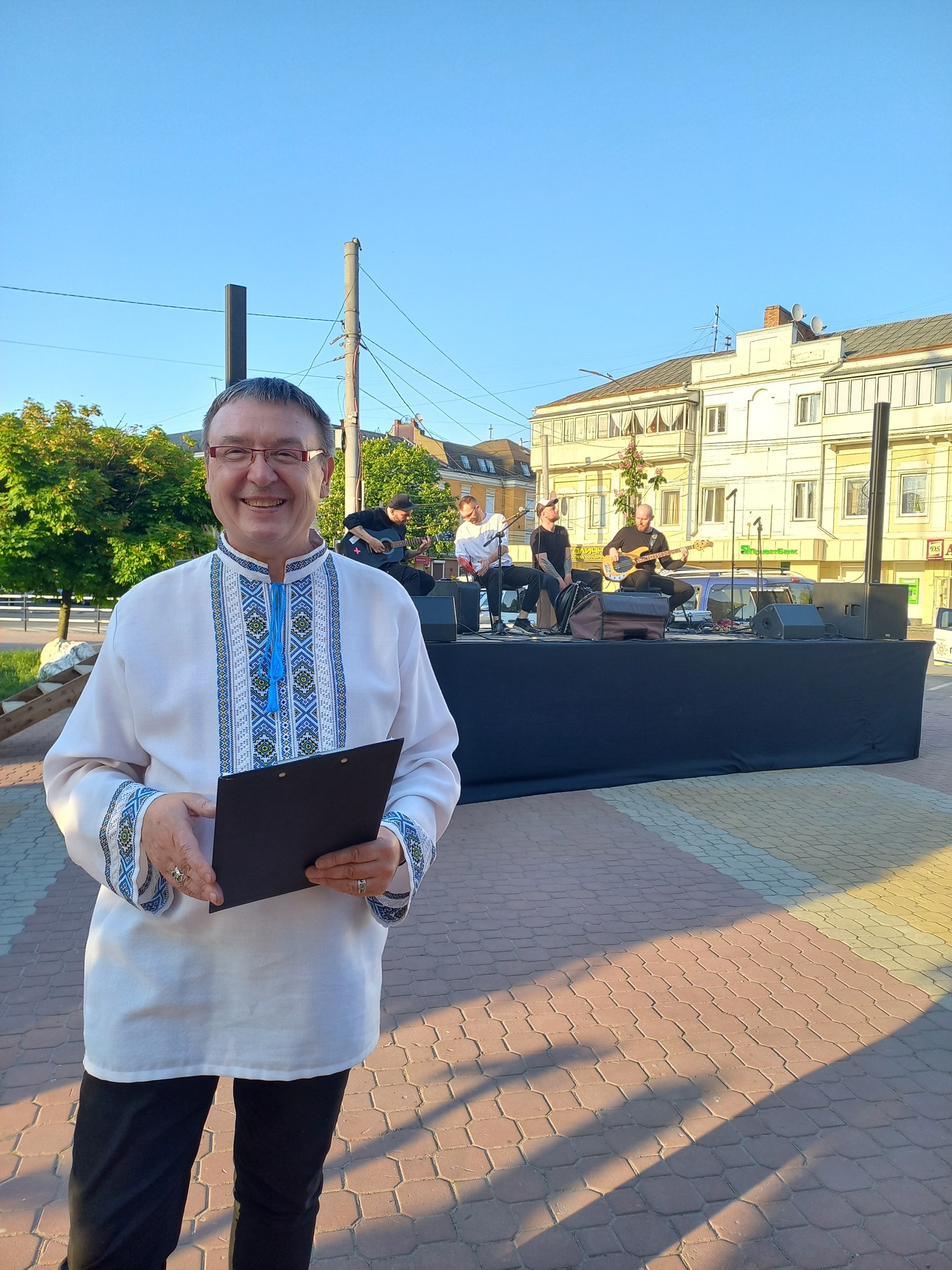 Новини Хмельницького - фото з Хмельничани у вишиванках: підбірка фото із соцмереж На зображенні може бути: 5 людей