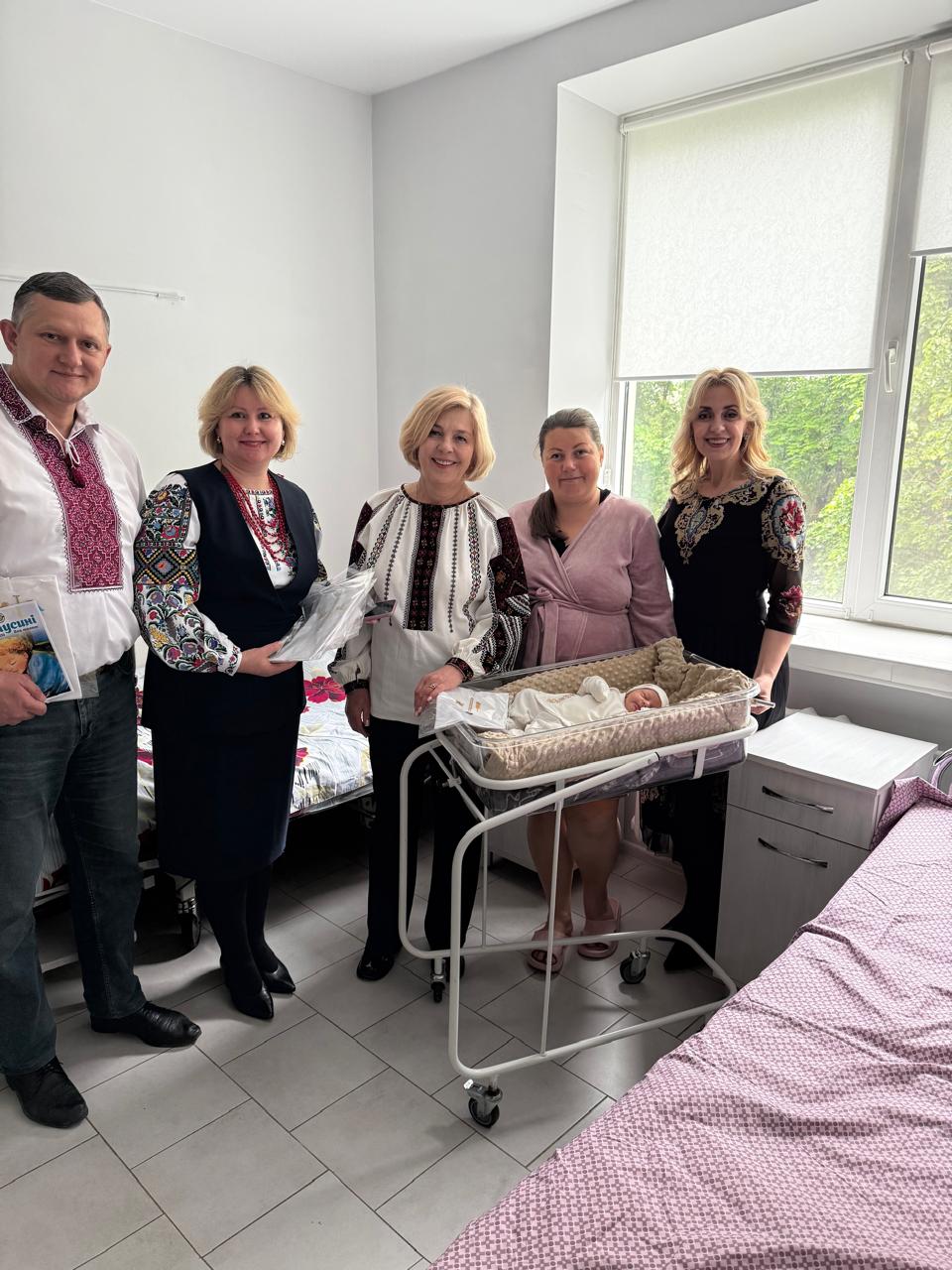 На зображенні може бути: 5 людей та лікарня