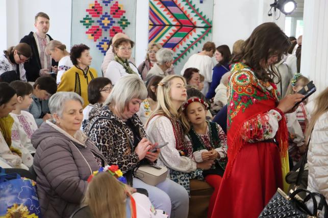 Новини Тернополя - фото з У вишитих сорочках та з портретами Героїв: в Українському домі фестиваль вишиванок