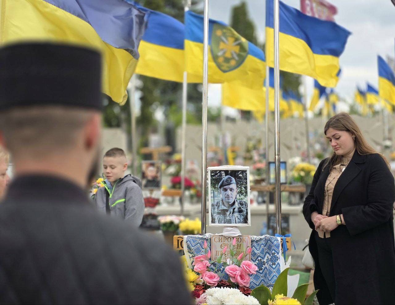 Новини Тернополя - фото з Хвилина мовчання: у Великих Бірках вшанували пам'ять Героя Євгена Сиротюка в річницю його загибелі На зображенні може бути: 4 людини та текст