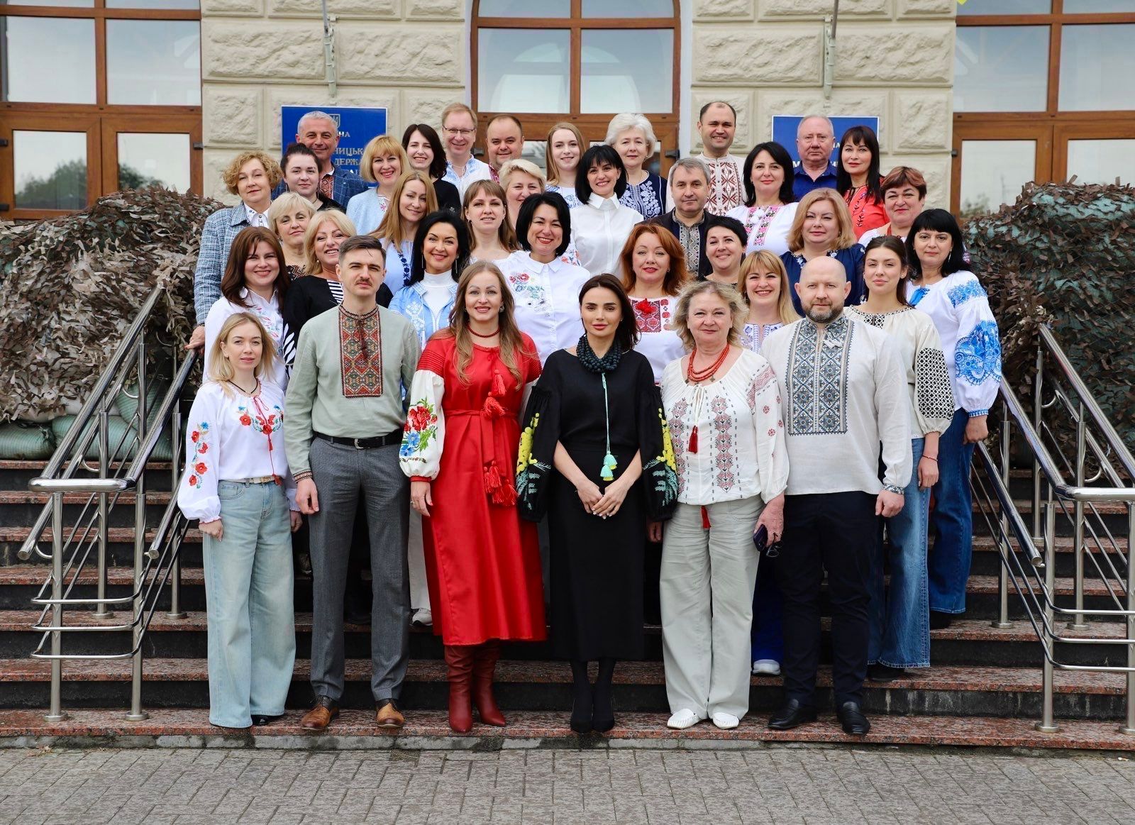 Новини Хмельницького - фото з Хмельничани у вишиванках: підбірка фото із соцмереж На зображенні може бути: 8 людей