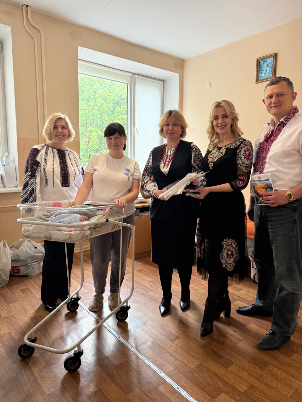 На зображенні може бути: 5 людей