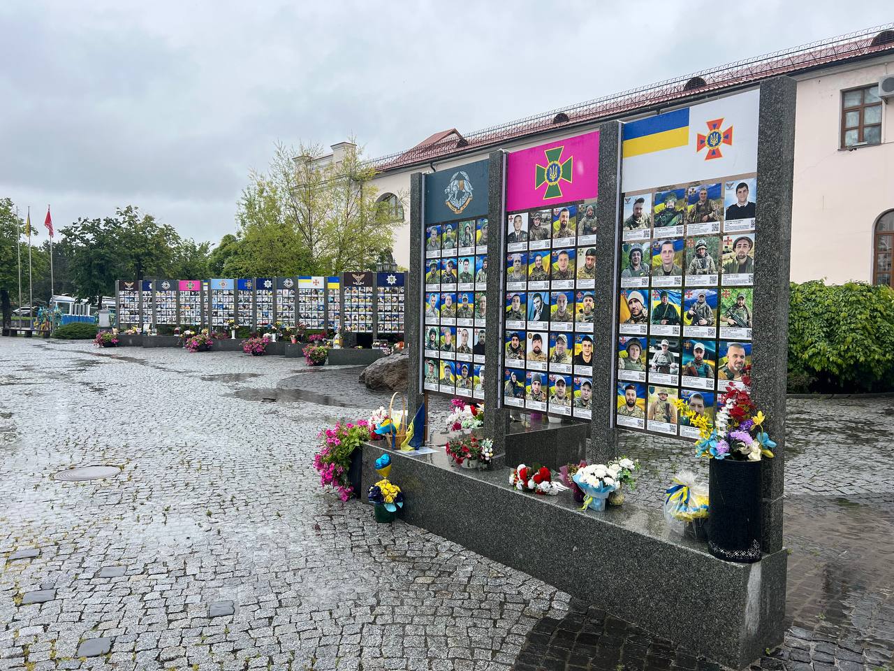 Новини Вінниці - фото з На Стіні пам'яті 860 імен загиблих на війні вінничан. Меморіал простягається тепер з обидвох сторін площі